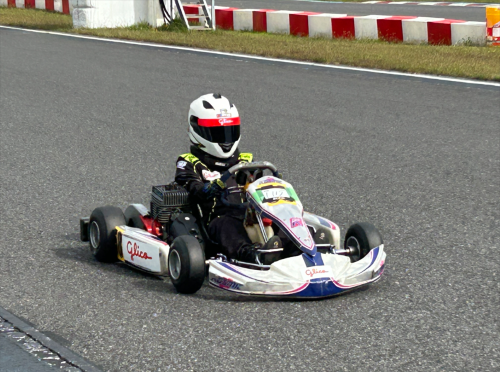 カートに乗る児玉 惺七さん